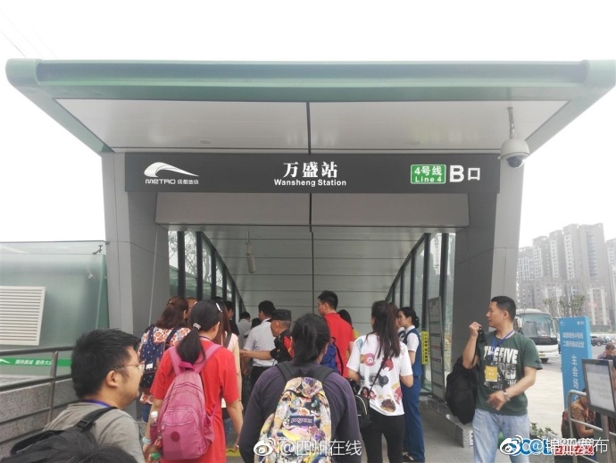 女人脱精光扒开大腿