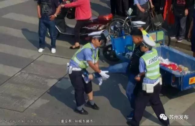 男人的 伸到 屁股里运