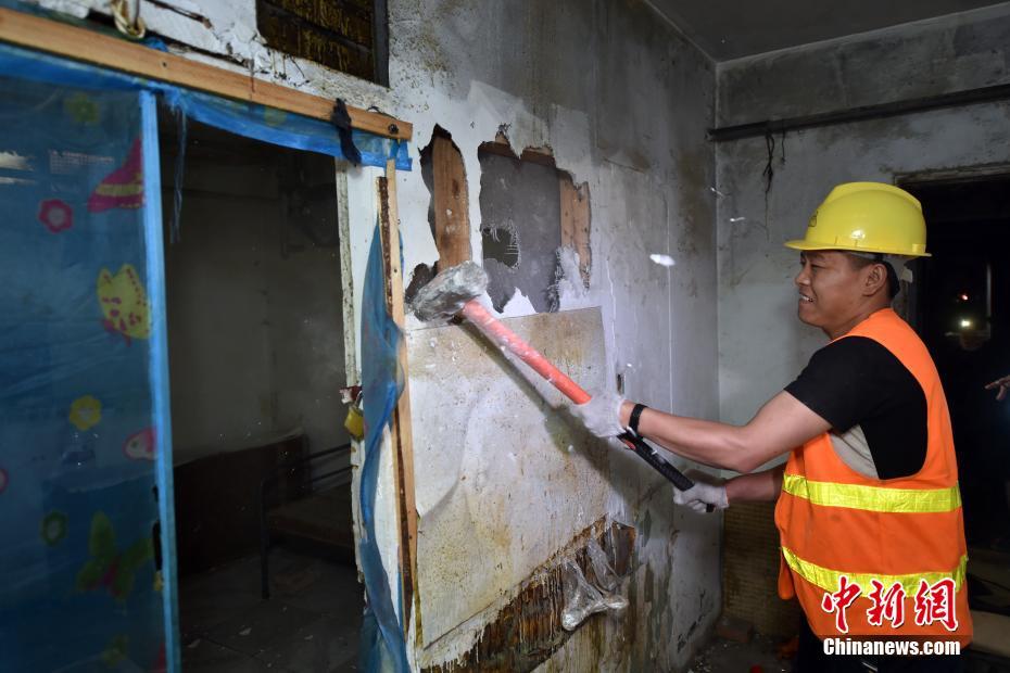 老师掀胸给学生喂奶