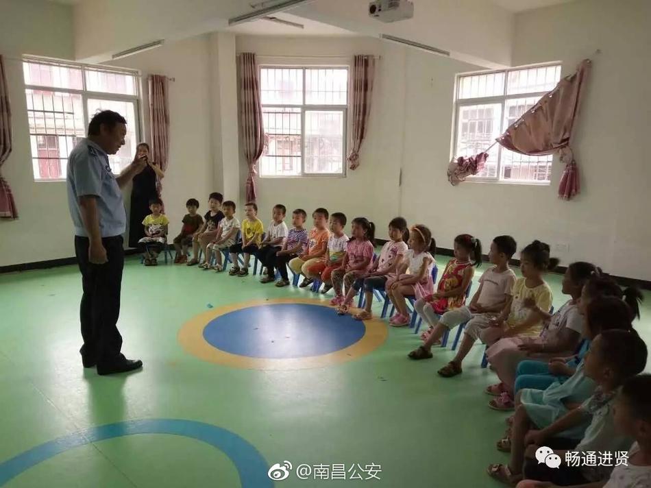 动漫撕开内衣 吸奶头