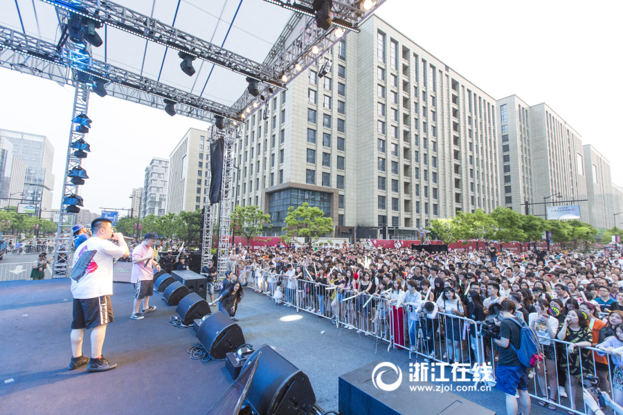 别揉我胸 啊 嗯公共场合呢