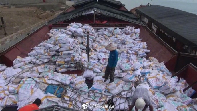 美女哭着扒开 往里面注水