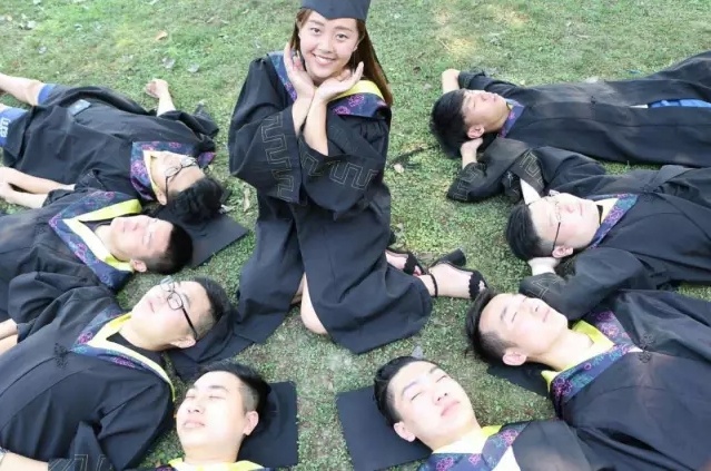偷拍美女短裙露B