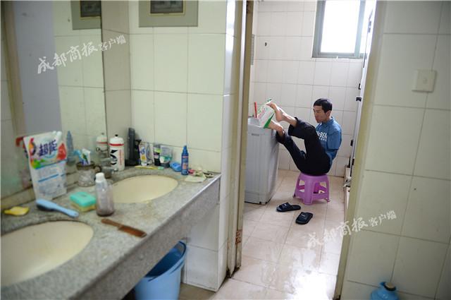 女人张开腿让男人捅