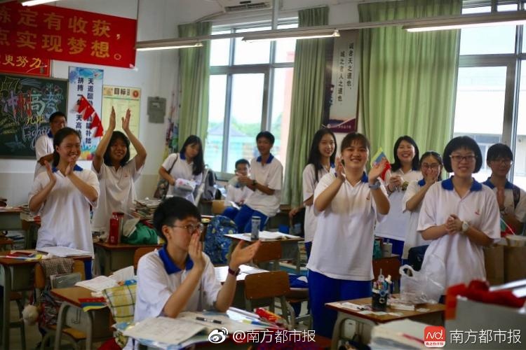 校花被 娇喘出奶视频