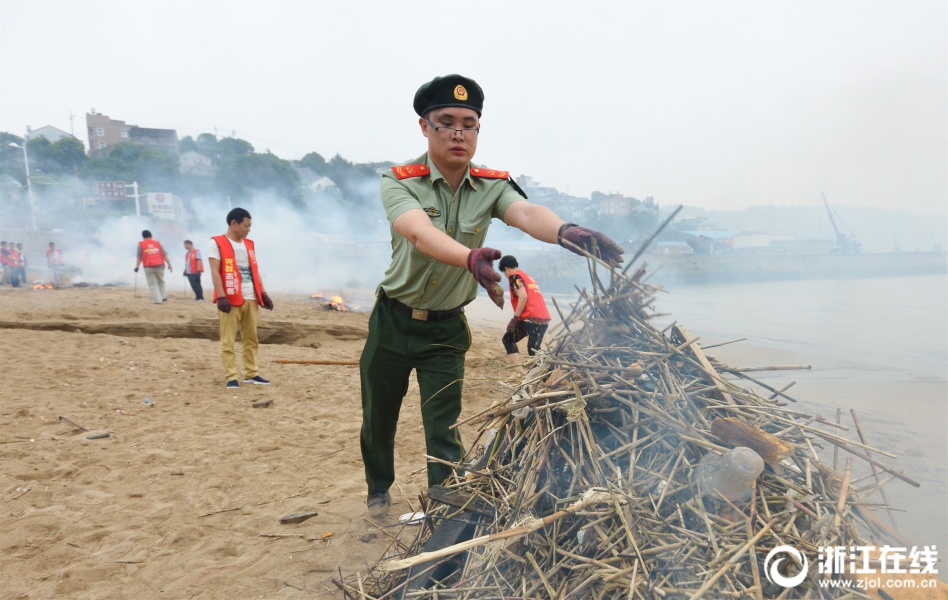 小乔被 到爽被爆衣小说