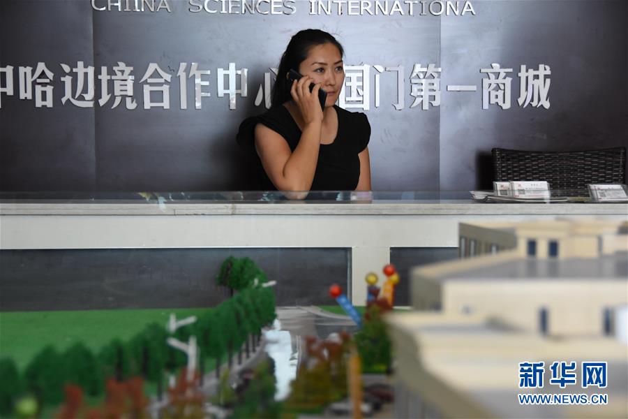 女人扒开腿秘 让男人爽桶
