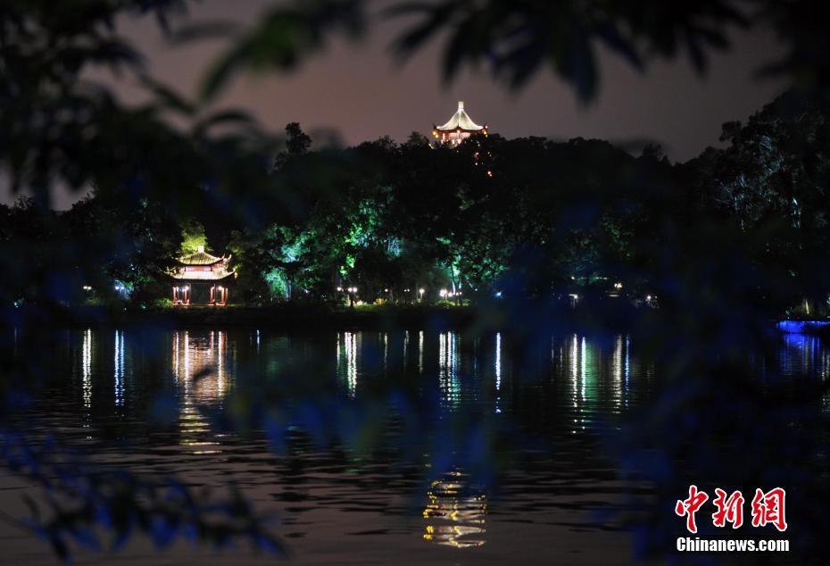 白洁被五人糟蹋一夜