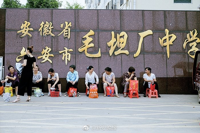 撕开内衣 看奶头和屁股