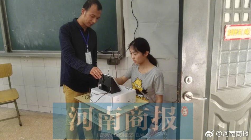 男生和女生一起拆拆拆很痛的轮滑鞋