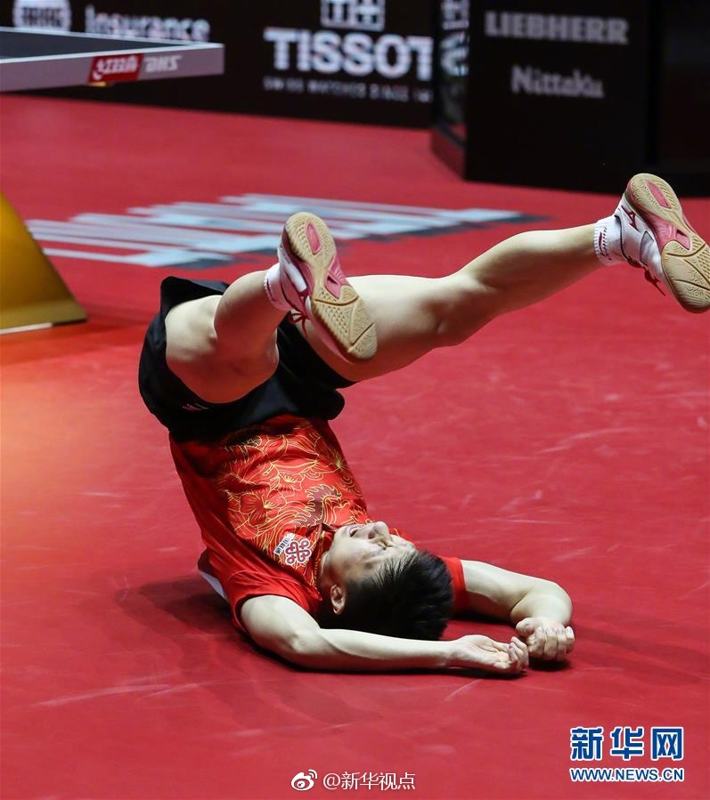 美女张开双腿让男人捅
