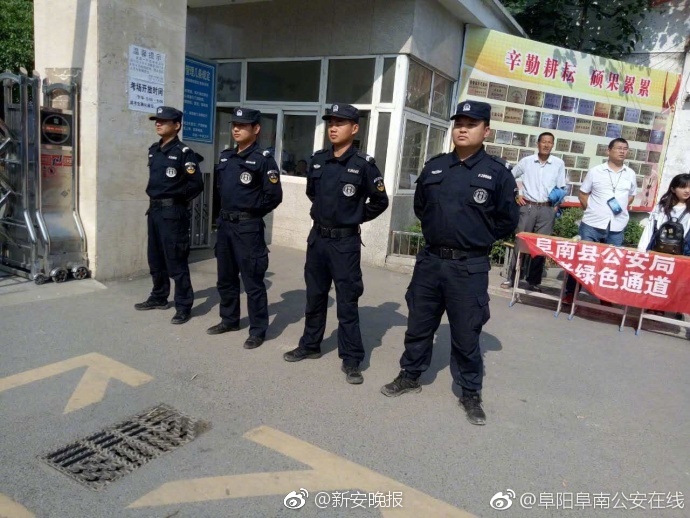 阿离享受腿被抬开被c的图片