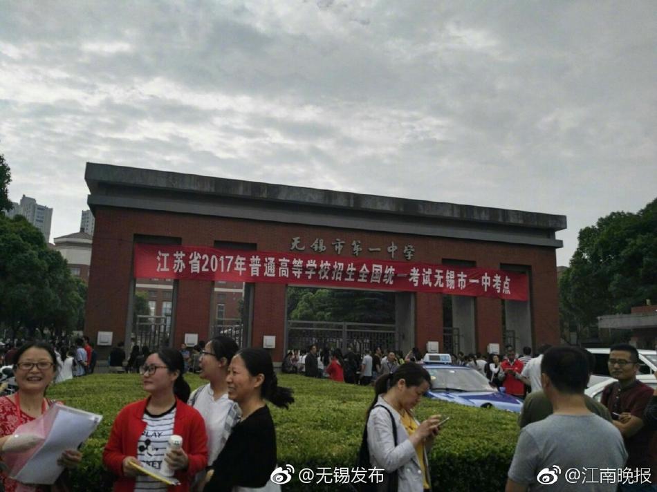 男男舔白袜