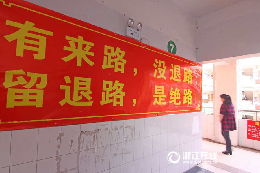 老师扒下让我 了一晚上
