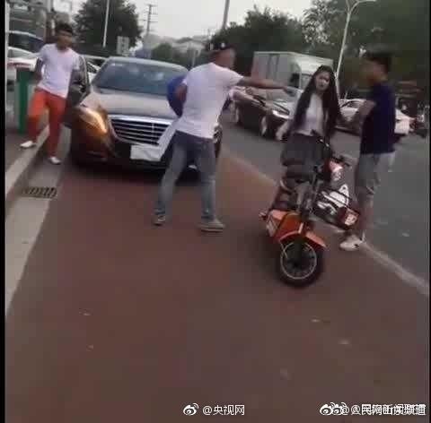 小受夹震蛋上课被c出白色液体