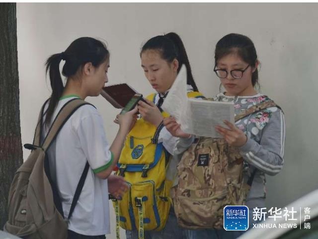 女人叉开腿让男人捅