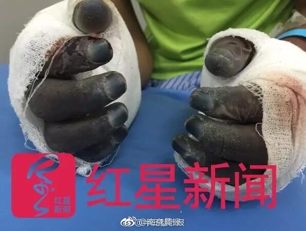 美女被扒 玩奶头