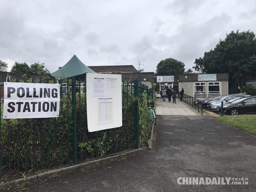 厨房脱岳裙子在后面扭
