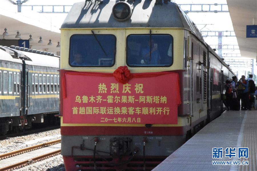 办公室扒开奶罩揉吮奶头A片图片