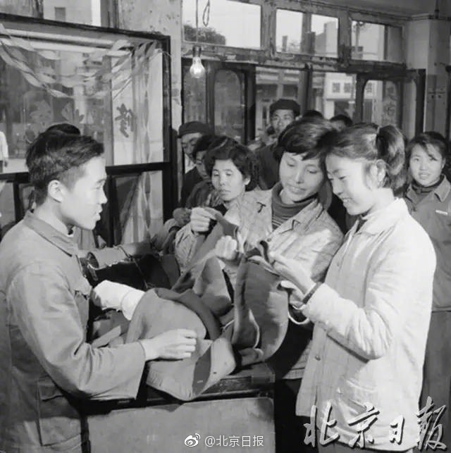 美女互摸胸