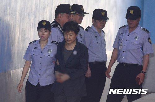 脱了内裤在阳台趴着被c动漫