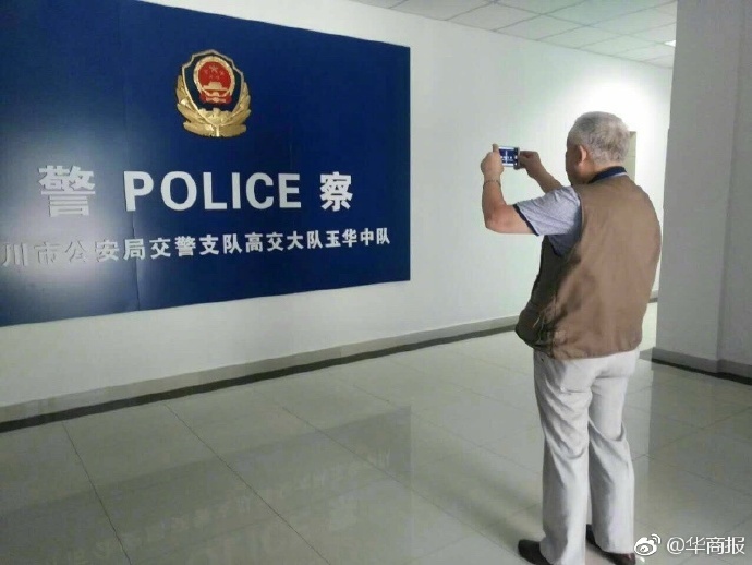 教练在泳池下添我做爰