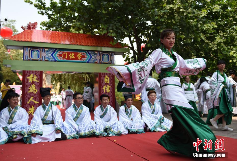 白丝校花 扒开美腿甜美打扑克