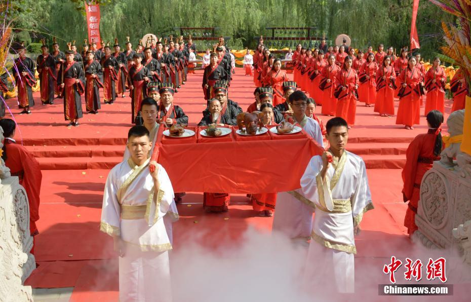粉嫩被两个黑鬼疯狂进出