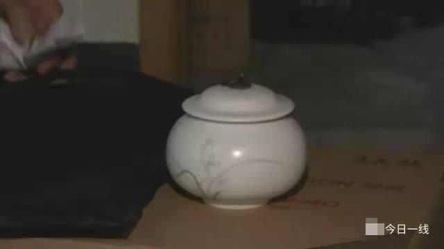 女人在家看黄色视频