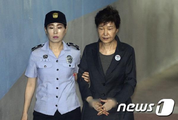 女人扒开尿口让男人捅