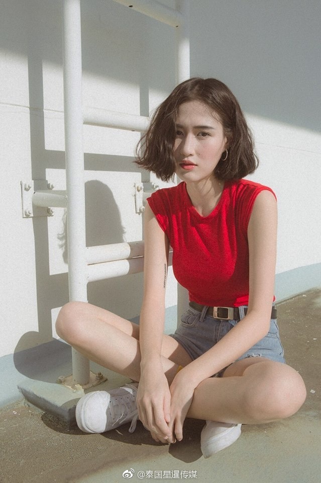 女人趴下脱了内裤光着打屁股