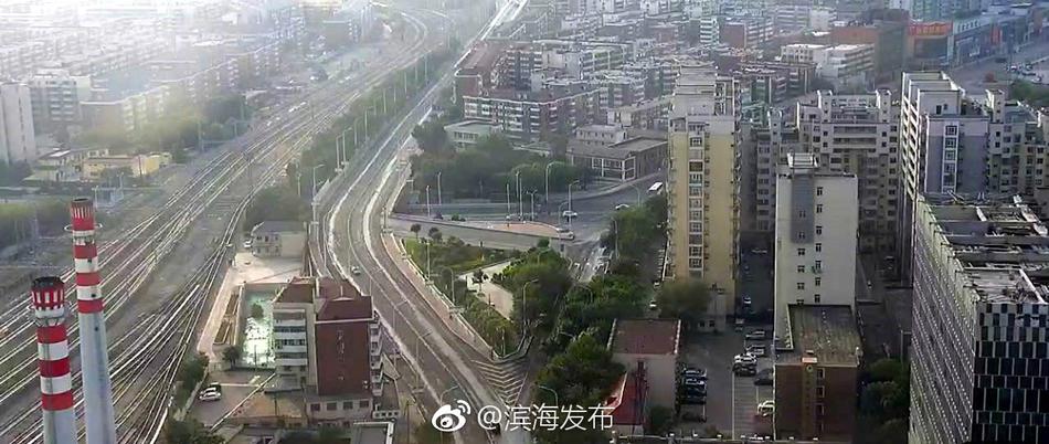 表妺洗澡让我进去摸她奶