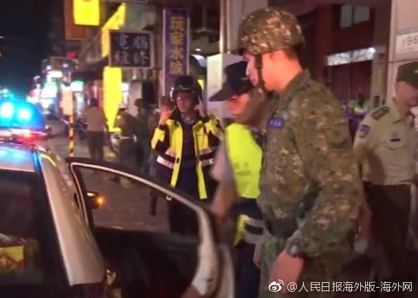 玩小雪跪趴把腿分到最大影视频
