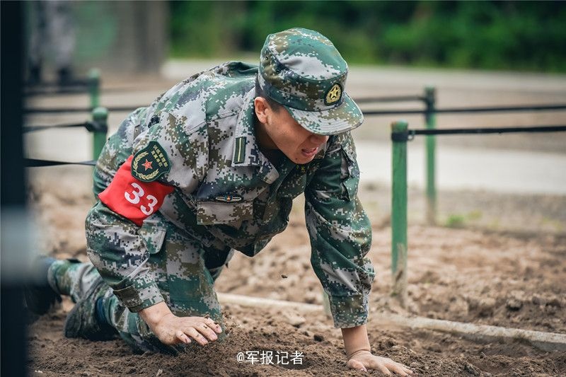 两男一女一床一添一摸