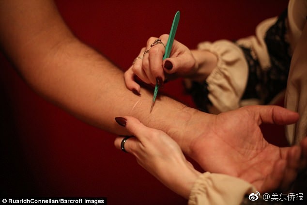 我强行扒开妺妺的腿cao
