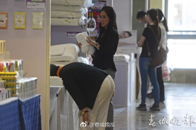 动漫美女被 吸乳斗罗大陆