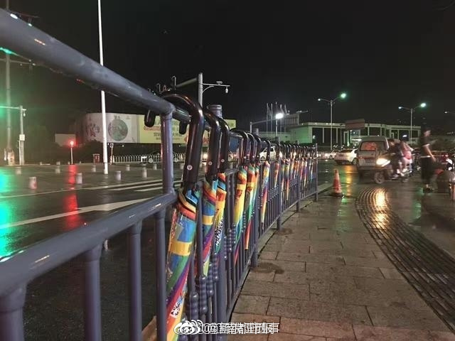 街頭誘惑情侶夫妻做愛