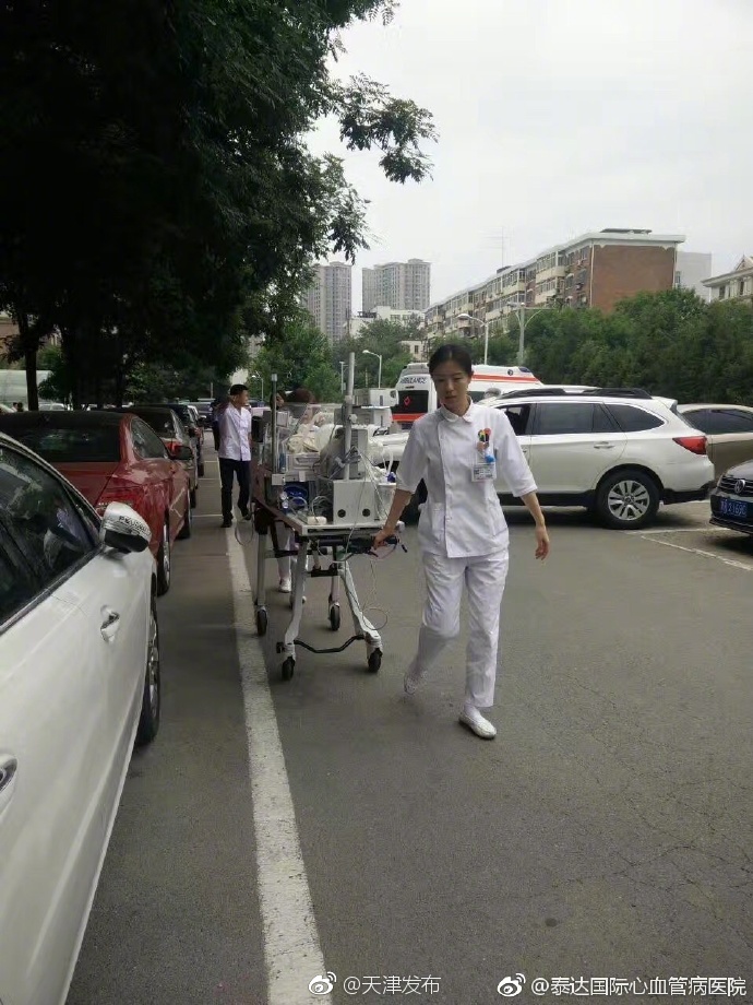 粗壮军人JI大巴进入