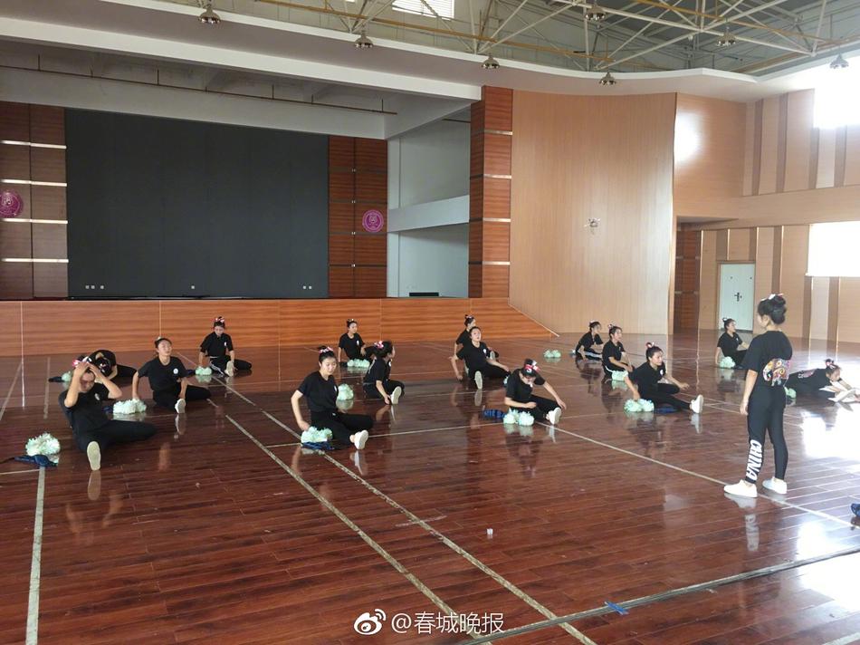 裸交     老妇