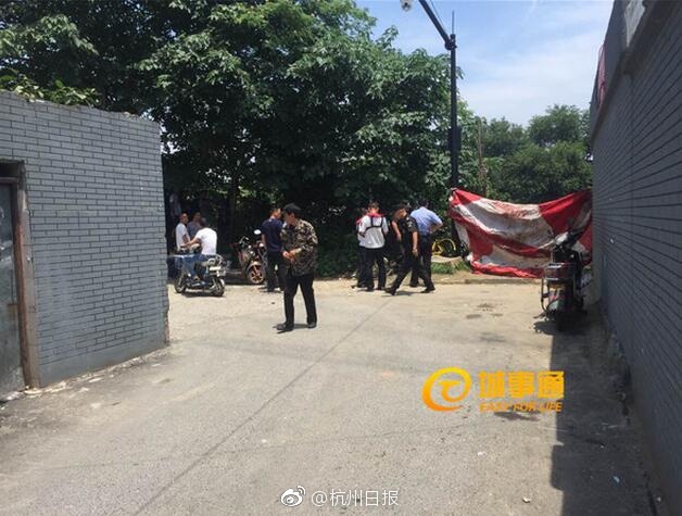 大炕上公的手伸进我的内裤