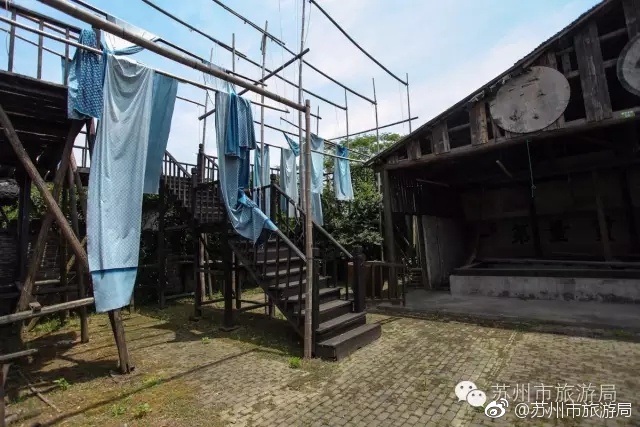 女人脱了内裤趴开腿让男躁真人