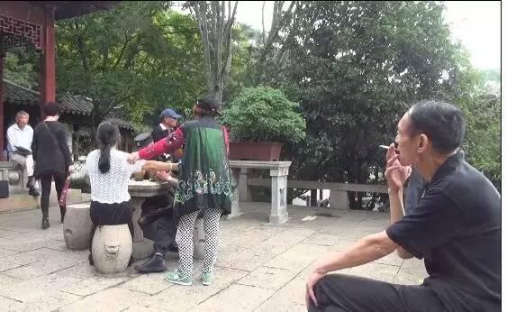 女人女人与狗狗操的女人