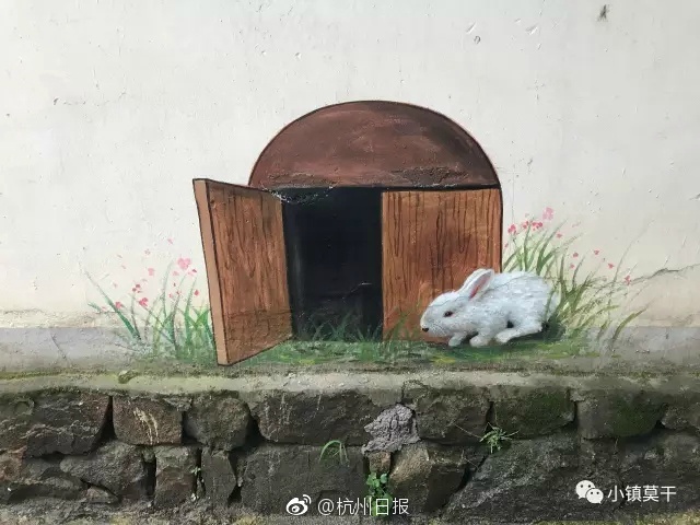 女人撩起双乳喂给男人