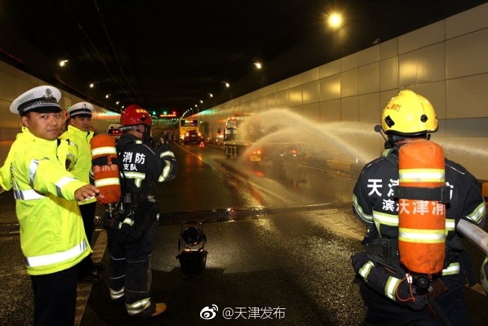 男男舔白袜