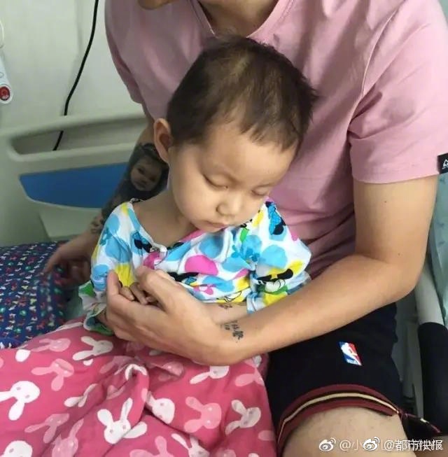 护士扒开胸罩秘 露出奶