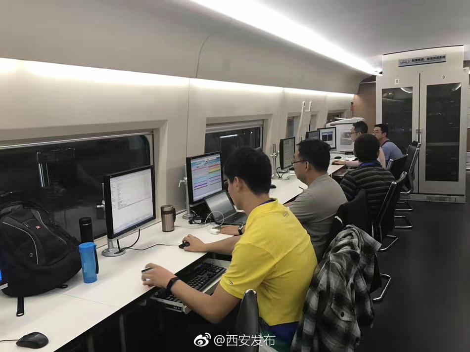 公交上强摁做开腿呻吟