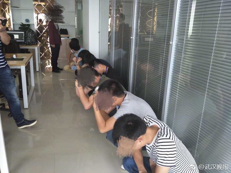 变态撕开内衣 吸屁股