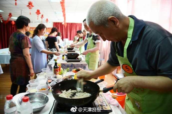 公车上双乳被两男人夹击电影