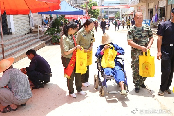 老师撩起胸让我的 蹭来蹭去