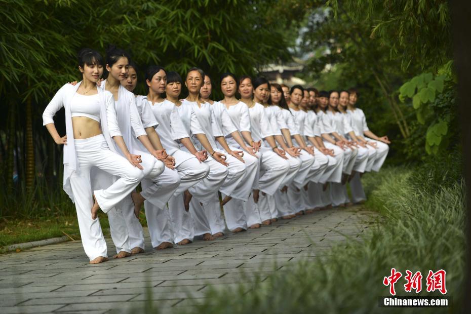 裸体老头与巨茎老头